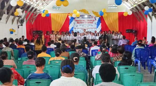 
					Suasana ibadah syukur atas kelulusan 84 siswa SMA YPK Diaspora Kotaraja, Kota Jayapura, Papua. (KabarPapua.co/Natalya Yoku) 