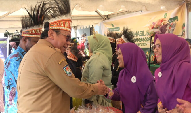 
					Asisten II Sekda Papua, MB Setyo Wahyudi didampingi Kepala Kanwil Kementerian Agama Provinsi Papua, Pdt. Klemens Taran saat kunjungi stan UMKM. (KabarPapua.co/Imelda)

