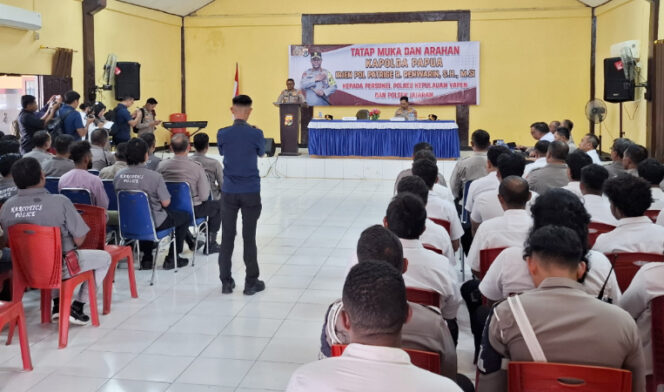
					 Agenda tatap muka Kapolda Papua Irjen Polisi Patrige Renwarin bersama para personel Polres Kepulauan Yapen. (KabarPapua.co/Ainun)
