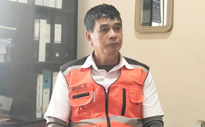 
					Kepala Trigana Air Cabang Wamena, Michael Biduri saat memberikan klarifikasi terkait surat yang beredar di masyarakat umum lewat aplikasi medsos. (KabarPapua.co/Agris Wistrijaya)