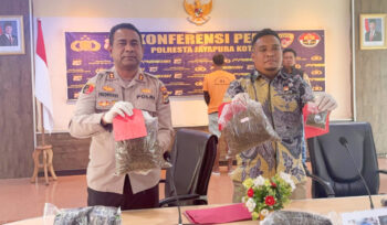 Kapolresta Jayapura Kota, AKBP Fredrickus W.A. Maclarimboen, didampingi Kasat Resnarkoba AKP Febry V. Pardede saat jumpa pers penangkapan pelaku peredaran narkoba. (Foto dok Humas Polresta Jayapura)
