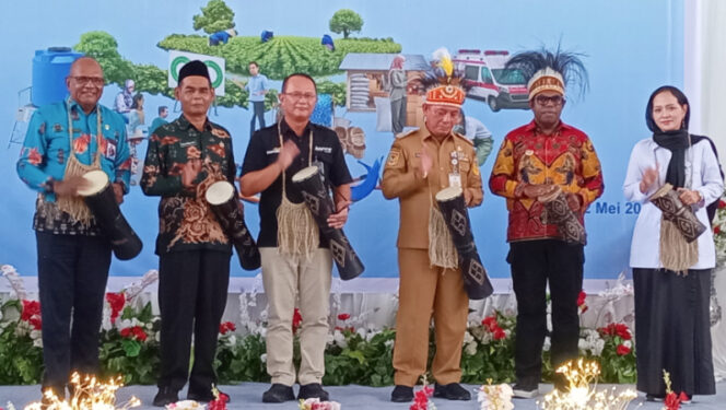 
					Penjabat Gubernur Papua membuka Kick Off Mandiri Sahabat Desa di Keerom. (KabarPapua.co/Natalya Yoku)