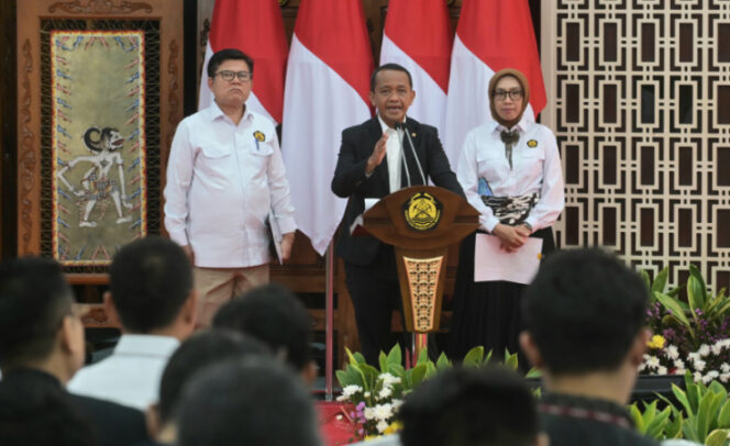 
					Menteri Energi dan Sumber Daya Mineral (ESDM) Bahlil Lahadalia mengumumkan RUPTL di Jakarta pada Senin, 26 Mei 2025. (Foto dok: PLN) 