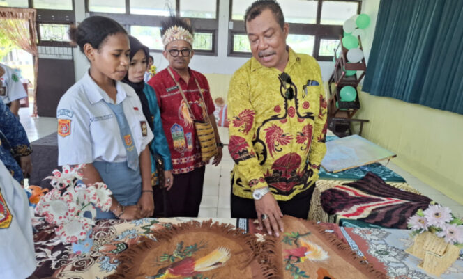 
					Kunjungan Plt Kadis Pendidikan dan Kebudayaan Kepulauan Yapen Chisson Haris Merani di Stand Pameran Karya P5 SMAN 1 Serui. (KabarPapua.co/Ainun Faathirjal)