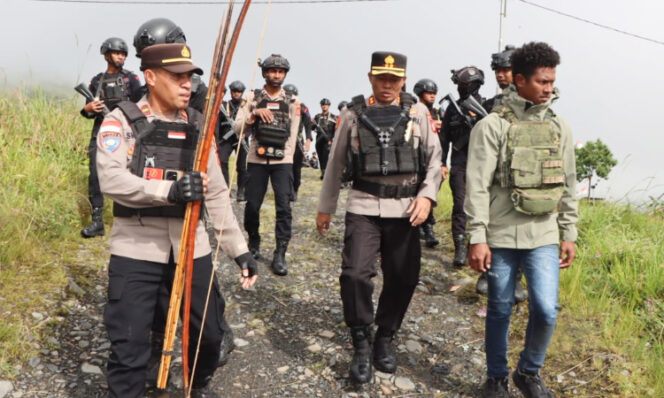 
					Patroli dan razia untuk meminimalisir penggunaan alat tajam dan perang jelang sidang MK terkait Pilkada Puncak Jaya. (IST)