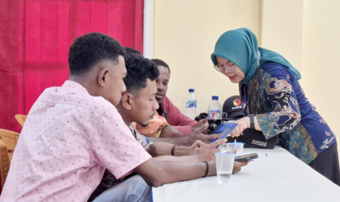 
					Pembekalan Petugas Podes oleh Dwi Harti Pujiana selaku Instruktur Daerah Podes. (KabarPapua.co/Ainun Faathirjal)
