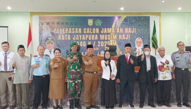 
					Pelepasan jamaah calon haji Kota Jayapura yang dilakukan Wakil Wali Kota Jayapura, Rustan Saru. (KabarPapua.co/Natalya Yoku)