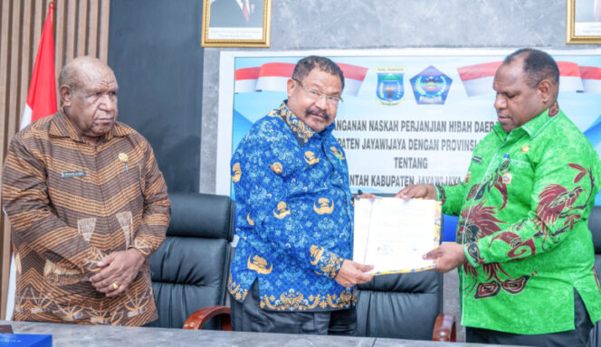 
					Penyerahan NPHD Tanah Aset Pemkab Jayawijaya melalui Bupati Jayawijaya Atenius Murip kepada Pemprov Papua Pegunungan melalui Gubernur Papua Pegunungan John Tabo. (Foto: istimewa)