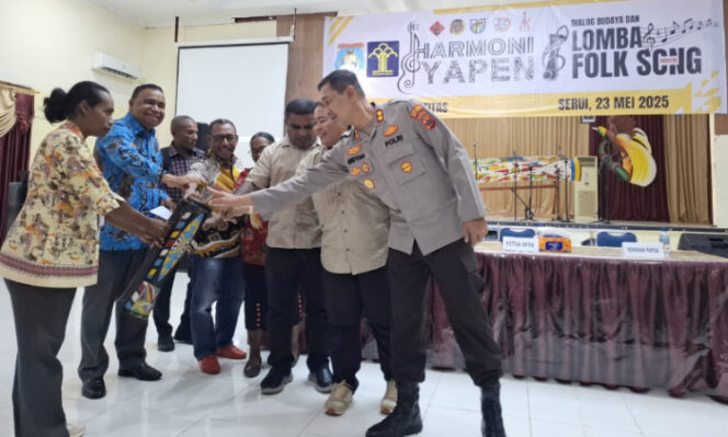
					Pemukulan Tifa bersama saat pembukaan acara Dialog Budaya dan Lomba Folk Song Akustik Harmoni Yapen di Kabupaten Kepulauan Yapen. (KabarPapua.co/Ainun Faathirjal)