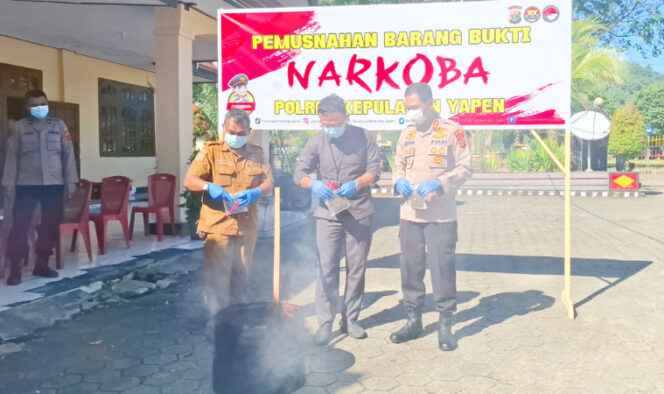 
					Pemusnahan barang bukti berupa ganja oleh Kapolres Ardyan Ukie Hercahyo didampingi Pengadilan Negeri dan Dinas Kesehatan Kepulauan Yapen. (KabarPapua.co/Ainun Faathirjal)