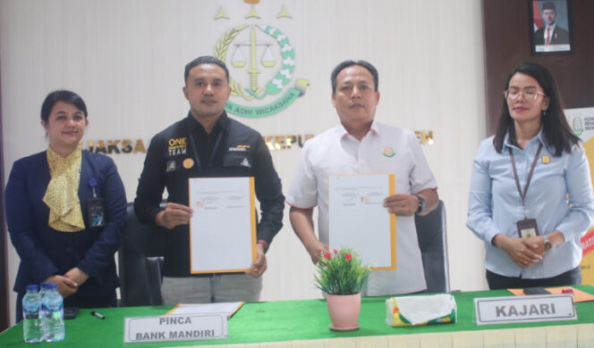 
					Penandatangan kerjasama Bank Mandiri Cabang Serui bersama Kejari Kepulauan Yapen. (Foto dok: Kejari Kepulauan Yapen) 