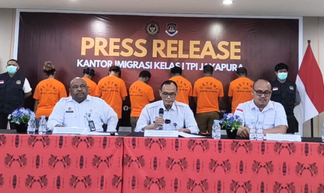 
					Suasana siaran pers di Kantor Imigrasi Kelas I TPI Jayapura terkait penangkapan 8 WNA. (KabarPapua.co/Imelda)
