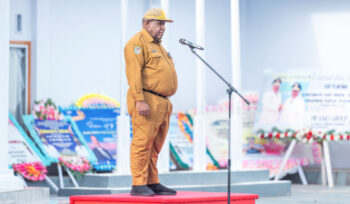 Pj Sekda Papua Pegunungan Wasuok Demianus Siep saat memimpin apel pagi di lingkungan Pemprov Papua Pegunungan. (Foto dok: Pemprov Papua Pegunungan)