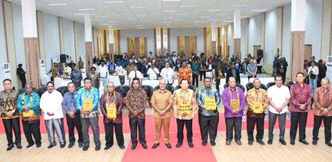 
					Foto bersama usai Raker Asosiasi MRP se-Tanah Papua yang digelar di Nabire, Papua Tengah. (KabarPapua.co/Vero)
