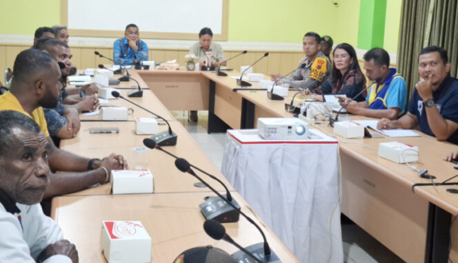 
					Bupati Kepulauan Yapen Benyamin Arisoy didampingi Sekda Kepulauan Yapen Ernya Tania pimpin rapat bersama persiapan pendirian Sekolah Rakyat di Kapulauan Yapen. (KabarPapua.co/Ainun Faathirjal)