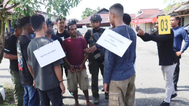 
					Saat pelaksanaan reposisi dan rekonstruksi percobaan pembunuhan warga sipil di Yahukimo, Papua Pegunungan. (Foto dok: Satgas Damai Cartenz)

