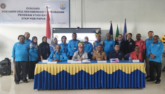 
					Evaluasi dokumen usul rekomendasi penambahan Program Studi Baru di STIKIP PGRI Papua Serui. (KabarPapua.co/Ainun Faathirjal)