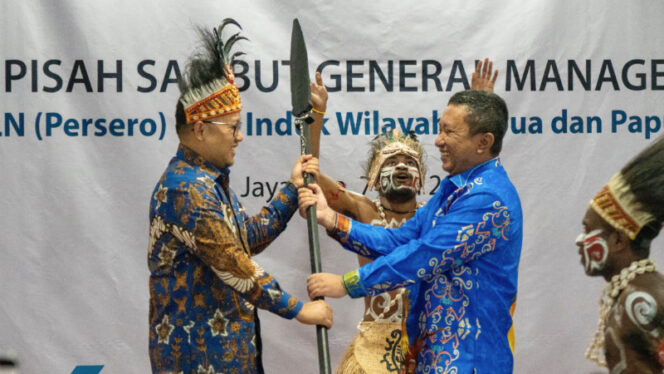 
					Simbolis penyerahan tongkat estafet kepemimpinan PT PLN (Persero) Unit Induk Wilayah Papua dan Papua Barat, dari Rizky Mochamad (kanan) kepada Diksi Erfani Umar (kiri). (Foto dok: PT PLN UIW Papua dan Papua Barat)