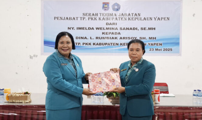 
					Prosesi serah terima jabatan Penjabat TP-PKK Kepulauan Yapen. (KabarPapua.co/Ainun Faathirjal)