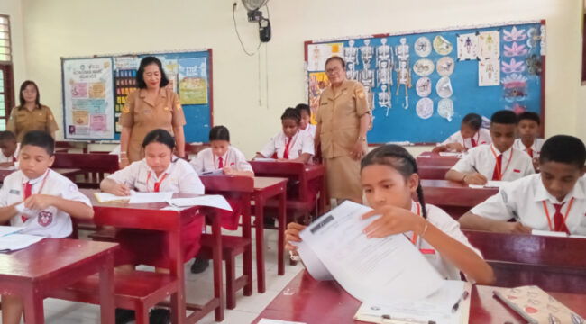 Saat siswa SD di Kota Jayapura ikuti Asesmen Sumatif Akhir Jenjang (ASAJ). (KabarPapua.co/Natalya Yoku)