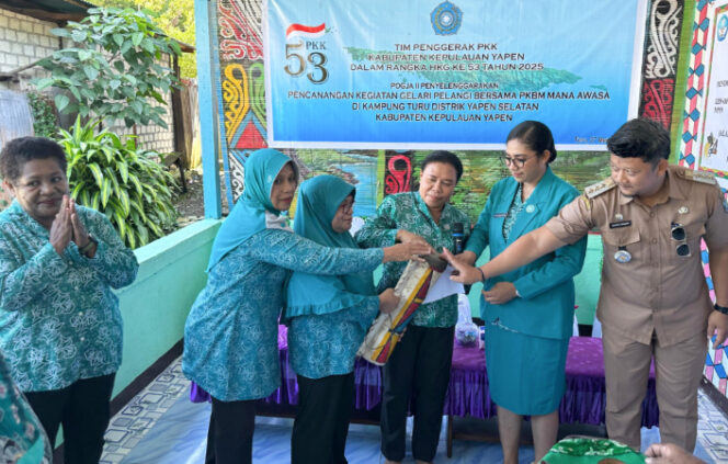 
					Pencangan Galeri Pelangi yang ditandai dengan penabuhan Tifa bersama. (KabarPapua.co/Ainun Faathirjal)