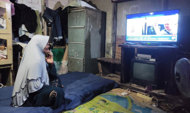 
					Warga sedang menonton siaran televisi. (Foto dok PLN)