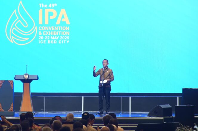 
					Menteri Energi dan Sumber Daya Mineral (ESDM), Bahlil Lahadalia saat menghadiri penandatanganan PLN Group menandatangani 5 (lima) kerja sama strategis bersama para pelaku industri minyak dan gas (Migas) baik nasional mau pun internasional. Foto: PLN