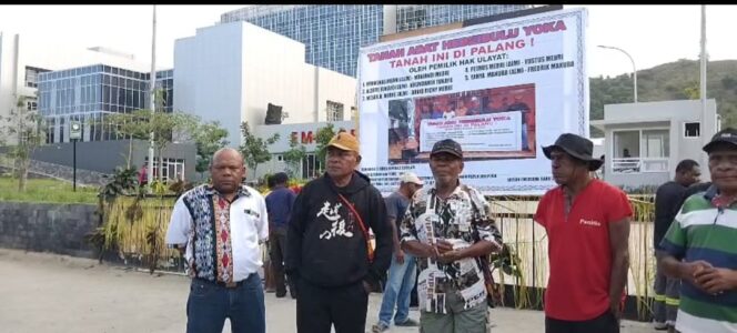 
					Masyarakat adat Hebeibulu Yoka melakukan pemalangan Rumah Sakit Umum (RSU) Papua yang dibangun oleh Kementerian Kesehatan di Distrik Abepura, Kota Jayapura, Papua, Rabu 28 Mei 2025. Pemalangan dilakukan sejumlah pemuda dari Kampung Yoka. Foto: ist