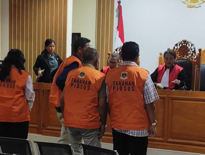 
					Keempat terdakwa dugaan korupsi dana PON Papua usai mendengarkan pembacaan tuntutan. Foto: Katharina/Kabarpapua.co