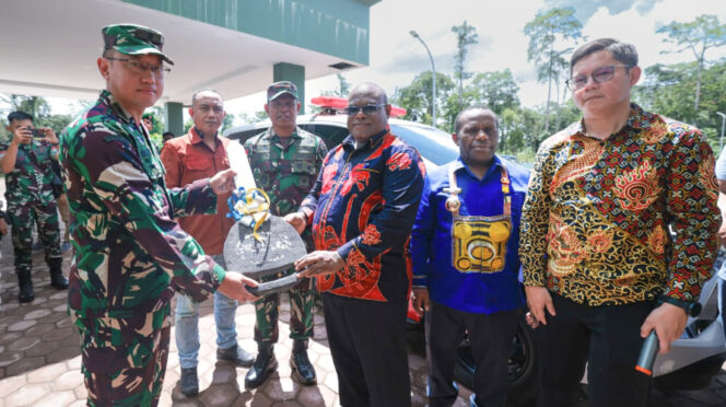 
					Gubernur Papua tengah, Meki Nawipa menyerahkan ambulans kepada RS Cenderawasih di Timika. Foto: Vero/kabarpapua.co