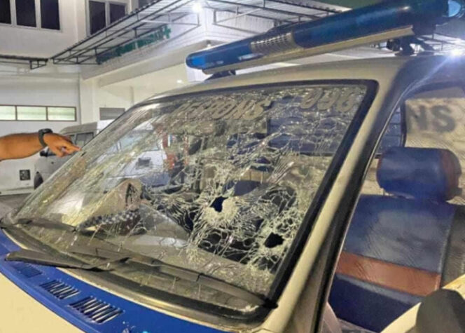 
					Barang bukti mobil polisi ditembaki di depan IGD RSUD Wamena. Foto: ist