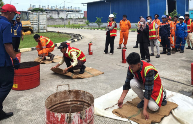 
					PT PLN Indonesia Power UBP Holtekamp menggelar Pelatihan dan Simulasi Tanggap Darurat Kebakaran di Wilayah PLTU Holtekamp, Kamis 15 Mei 2025. Foto: IP UBP Holtekamp