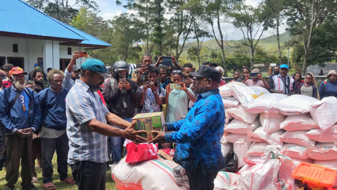 
					Penyaluran bantuan di Distrik Wesaput oleh Ketua Satgas Tanggap Darurat
Foto : Agris Wistrijaya/KabarPapua.co