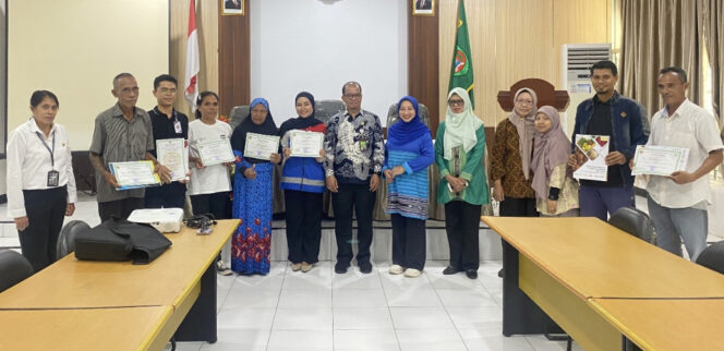 
					Dua mitra binaan CSR Pertamina terima Sertifikat Prima 3 dari Dinas Ketahanan Pangan Provinsi Maluku. Foto: Pertamina Papua Maluku
