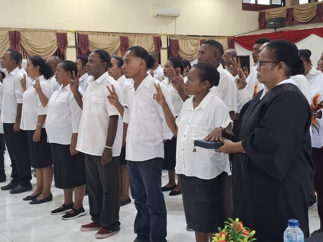 
					Pelantikan anggota PPS di Kabupaten yapen jelang PSU Pilgub Papua. Foto: Ainun Faathirjal/Kabarpapua.co