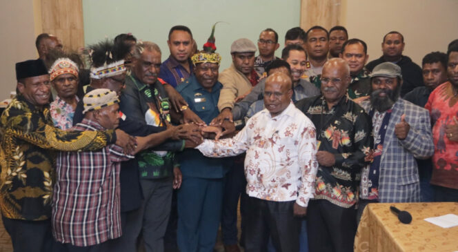 
					Wali Kota Jayapura, Abisai Rollo meminta maaf dihadapan perwakilan masyarakat Lapago dan Meepago. Foto: ist