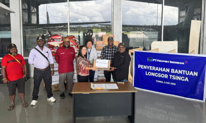 
					SVP Sustainable Development PTFI Nathan Kum bersama Ketua Pengurus YPMAK Leonardus Tumuka menyerahkan secara simbolis bantuan untuk warga terdampak longsor di Kampung Tsinga kepada Dinas Sosial Kabupaten Mimika, di 
Hanggar Bandara UPBU Mozes Kilangin 
Timika. (Foto dok PTFI)