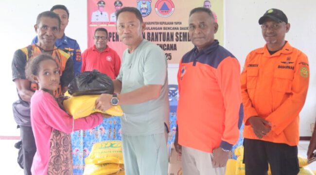 Penyerahan bantuan bama oleh Wabup Kepulauan Yapen Roi Palunga diwakili Kepala Plt BPBD Kabupaten Kepulauan Yapen. (KabarPapua.co/Ainun Faathirjal)