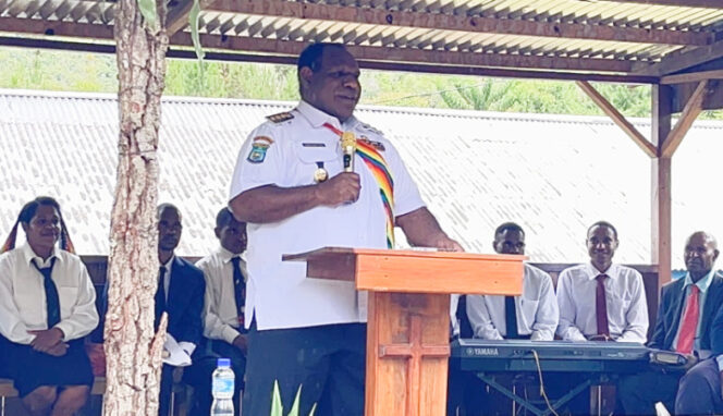 
					Bupati Jayawijaya Athenius Murip saat memberikan sambutan dalam penamatan siswa kelas III dan pengutusan (praktek) kelas II STAID Wolo. (Foto dok: Kominfo Jayawijaya)