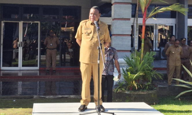 
					Bupati Kepulauan Yapen Benyamin Arisoy saat memimpin apel gabungan ASN di halaman Kantor Bupati Kepulauan Yapen, Kamis, 4 Juni 2025. (KabarPapua.co/Ainun Faathirjal)