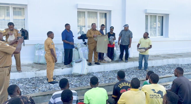 
					Bupati Jayawijaya Athenius Murip saat memberikan seragam kepada salah satu Polisi Baliem. (Foto dok: Kominfo Jayawijaya)