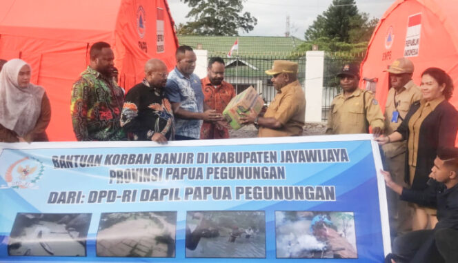 
					Wakil Bupati Jayawijaya Ronny Elopere saat menerima langsung bantuan bama dari para anggota DPD-RI Dapil Papua Pegunungan. (KabarPapua.co/Agris Wistrijaya)