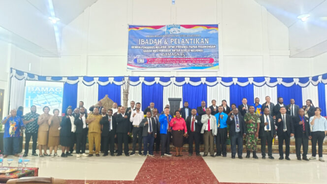 
					Foto bersama usai acara Ibadah dan Pelantikan DPW Papua Pegunungan BAMAGNAS di Wamena, Jayawijaya. (KabarPapua.co/Agris Wistrijaya)