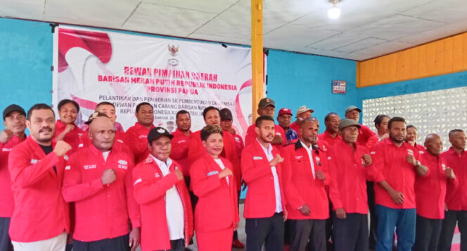 
					Foto bersama usai pengurus DPC BMP RI Kabupaten Jayapura periode 2025-2029 resmi dilantik. (KabarPapua.co/Natalya Yoku)