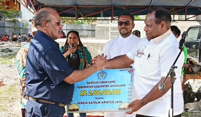 
					Bupati Jayawijaya Atenius Murip saat serahkan dana hibah sebesar Rp2 miliar untuk pembangunan Gedung Gereja Katolik Kristen Jaya Wamena. (Foto dok IST)