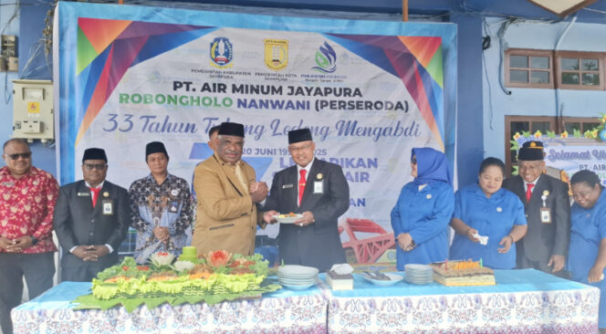 
					Pemotongan tumpen pada ouncak HUT PT AMJ Robongholo Nanwani. (KabarPapua.co/Imelda)
