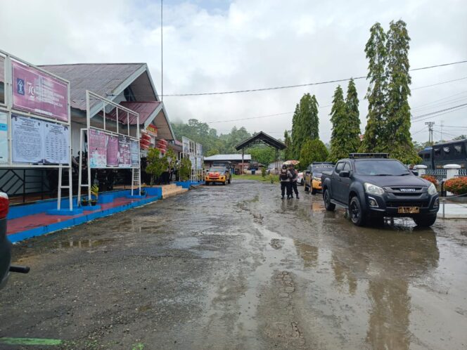 
					Polisi berjaga di Lapas Nabire pasca kaburnya 19 orang narapidana. Foto: Satgas Damai Cartenz