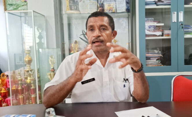 
					Kepala SMAN 2 Jayapura, Yan Ayomi saat diwawancara wartawan. (KabarPapua.co/Imelda)