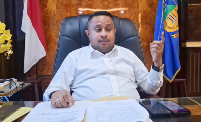 
					Ketua DPR Papua, Denny Bonai saat diwawancara wartawan di ruang kerjanya. (KabarPapua.co/Imelda)
