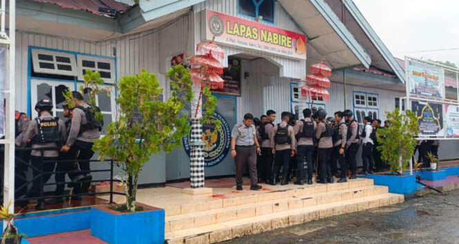 
					Pejagaan aparat kepolisian di Lapas Nabire pasca 19 orang narapidana kabur pada jam besuk, Senin 2 Juni 2025. Foto: Satgas Damai Cartenz. 